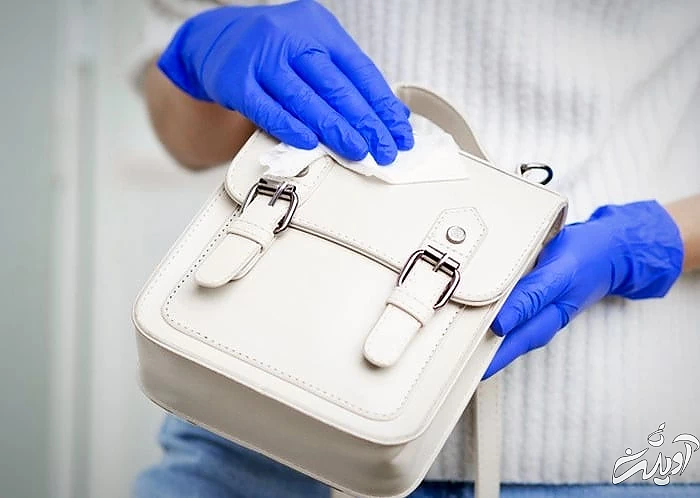 تمیز کردن کیف با پارچه نرم و خشک تمیز کردن کیف